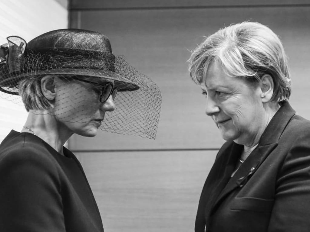Bundeskanzlerin Angela Merkel (r) spricht in Straßburg zu der Witwe von Altbundeskanzler Kohl, Maike Kohl-Richter. Foto: -/European Union 2017/EP
