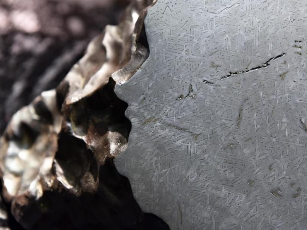 Die geschliffene Oberfläche des Meteoriten von Treysa/Rommershausen mit den widmannstättenschen Figuren (charakteristische Strukturen im meteoritischen Material). Foto: Uwe Zucchi