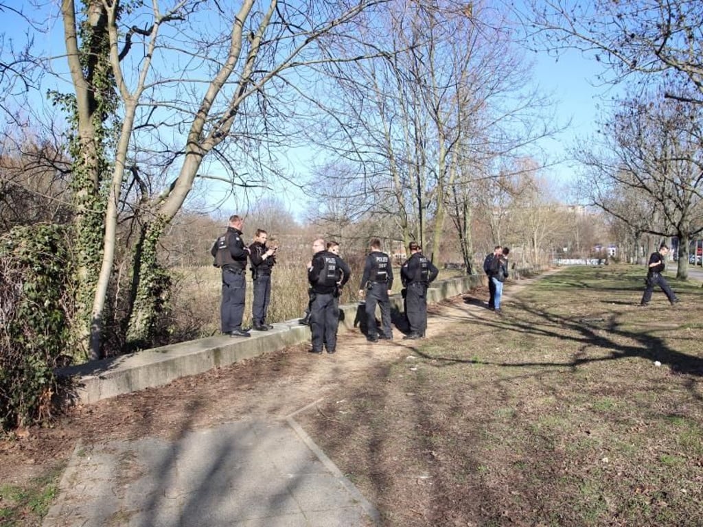Polizisten während der Suche nahe dem Britzer Garten in Berlin. Foto: -