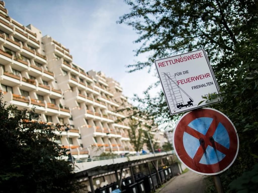 Ein Schild mit der Aufschrift «Rettungswege für die Feuerwehr freihalten» vor dem Hochhauskomplex in Dortmund. Foto: Marcel Kusch