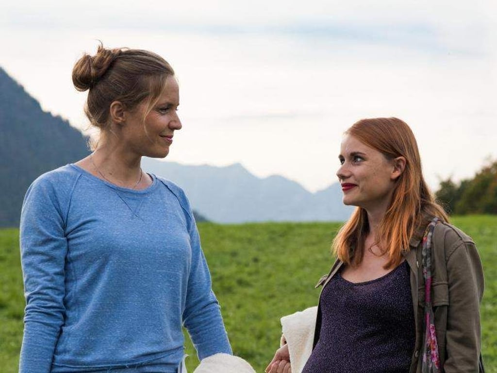 Anna König (Anna Hausburg) möchte Lena Lorenz (Patricia Aulitzky) überreden, sich auf eine Hausgeburt einzulassen. Foto: ZDF/Susanne Bernhard