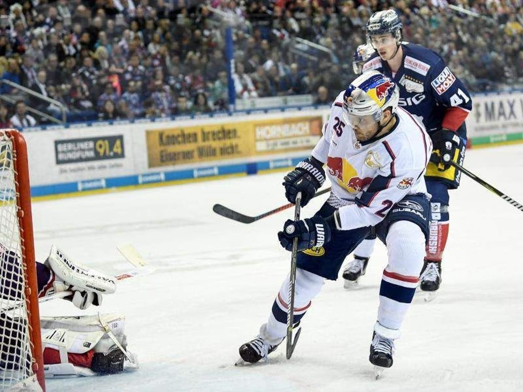 Derek Joslin trifft für den EHC München. Foto: Britta Pedersen