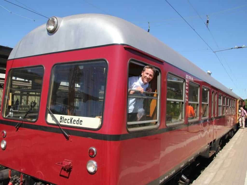 Lokführer Markus Stoltenberg sorgt mit dafür, dass der Heide-Express an ausgewählten Terminen im Sommer fährt. Foto: Verena Wolff