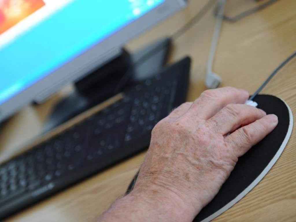 Man lernt nie aus. Auch im Rentenalter kann es durchaus sinnvoll sein, sich in Computerkursen etwa mit dem Surfen im Netz vertraut zu machen. Foto: Angelika Warmuth