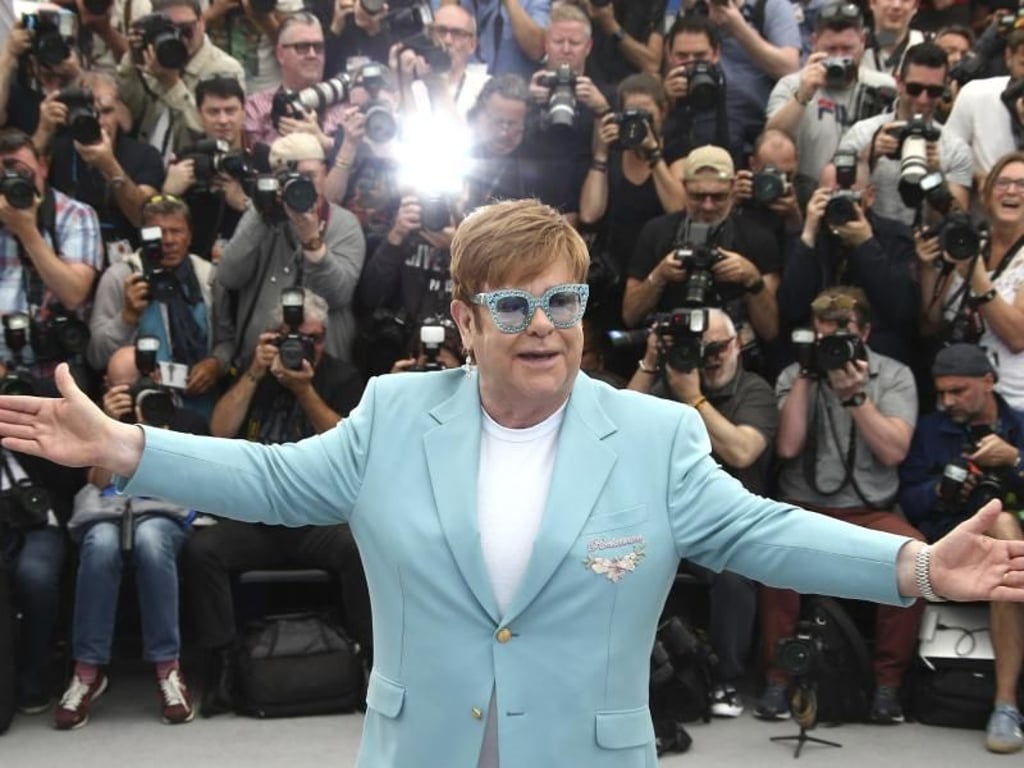 Elton John bringt Farbe nach Cannes. Foto: Joel C Ryan/Invision/AP
