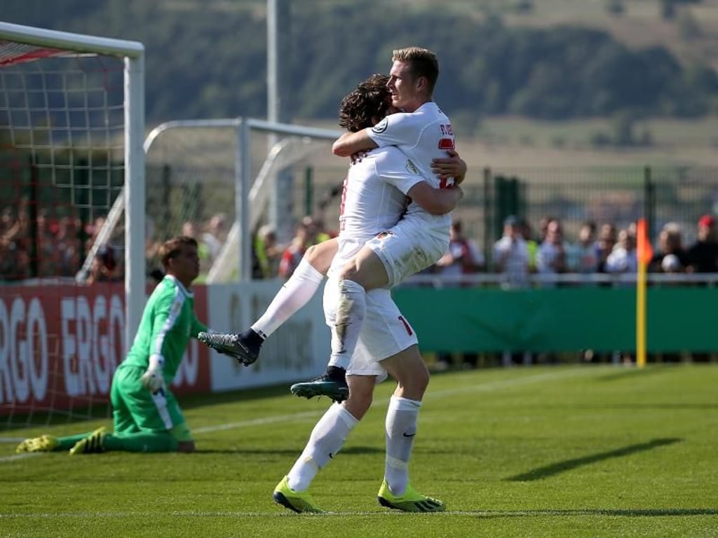 Der Augsburger Andre Hahn (r) freut sich mit Michael Gregoritsch über das Tor zum 2:1. Foto: Hasan Bratic