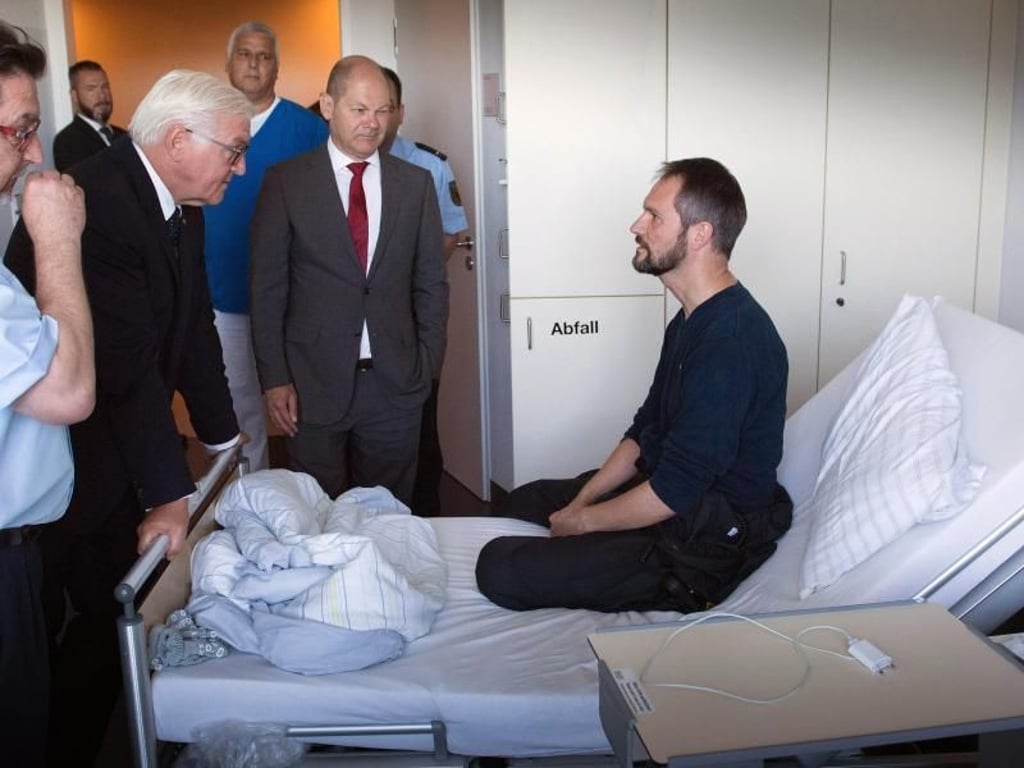 Bundespräsident Frank-Walter Steinmeier und Hamburgs Erster Bürgermeister Olaf Scholz besuchen im Bundeswehrkrankenhaus in Hamburg Bereitschaftspolizisten, die beim G20-Gipfel verletzt wurden. Foto: Guido Bergmann
