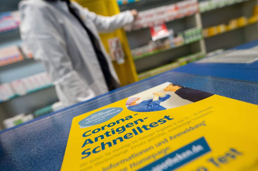 ARCHIV - 04.02.2021, Baden-Württemberg, Stuttgart: Ein Flyer, der auf einen Corona-Antigen-Schnelltest hinweist, liegt in einer Apotheke auf dem Tresen. (zu dpa «Land legt Details für Teststrategie für Lehrer und Erzieher fest») Foto: Marijan Murat/dpa +++ dpa-Bildfunk +++