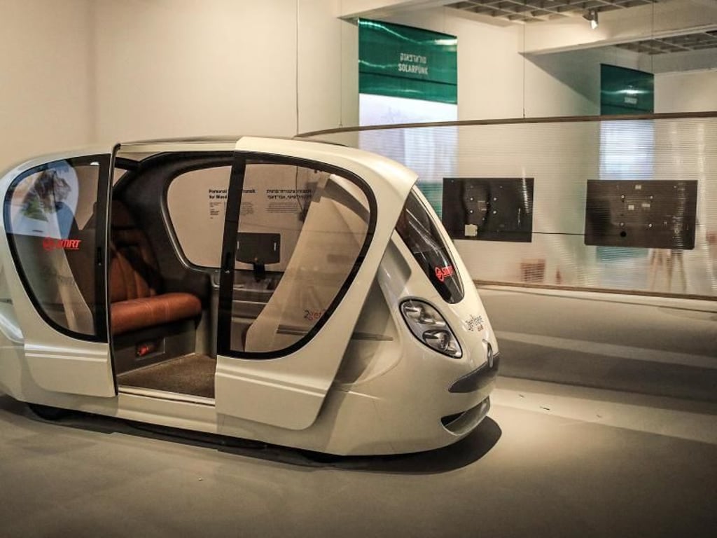 Thema Klimawandel: Ein autonomes Fahrzeug steht im Kunstmuseum. Foto: Ilia Yefimovich