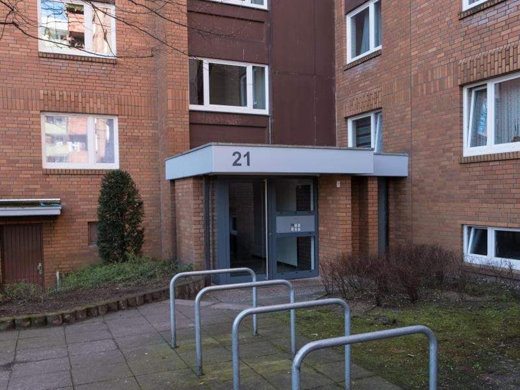 Eingang eines Mehrfamilienhauses im Stadtteil Groß-Buchholz. Hier soll ein Hund zwei Menschen getötet haben. Foto: Peter Steffen