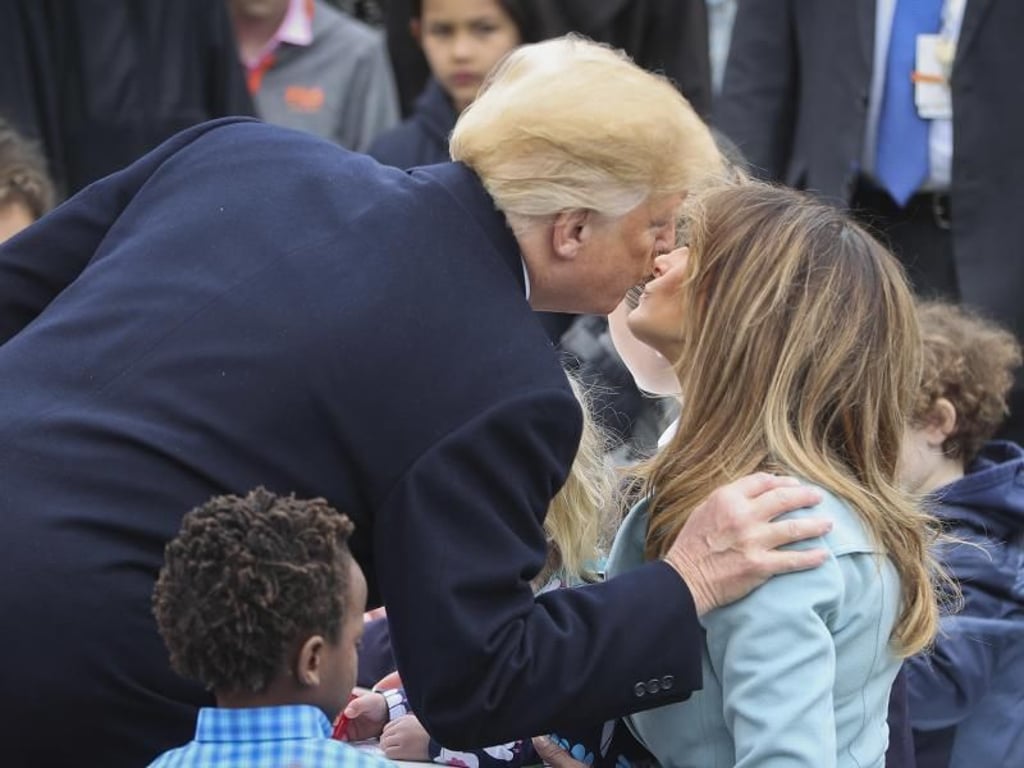Zeit für ein Küsschen: Melania und Donald Trump. Foto: Pablo Martinez Monsivais/AP