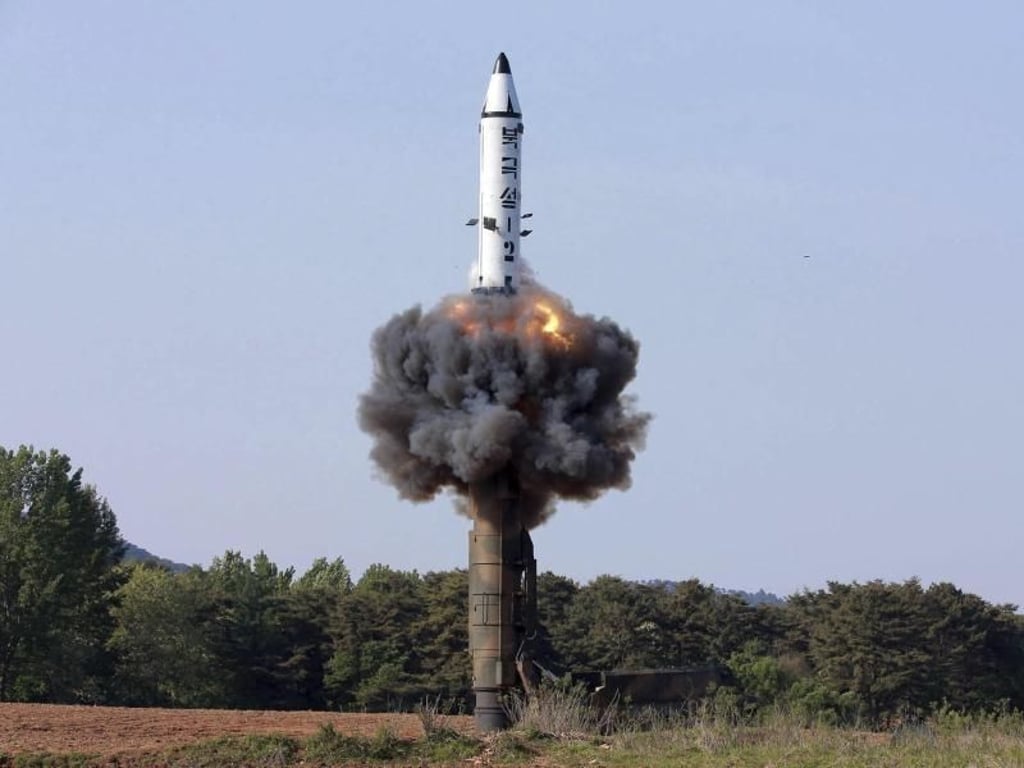 Die von der Regierung Nordkoreas verbreitete und undatierte Aufnahme zeigt den Start einer «Pukguksong-2»-Rakete. Foto: KCNA via KNS