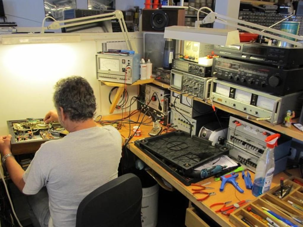 Hi-Fi-Restaurator Armin Kahn bei der Arbeit. Foto: Lennart Kahn/Good-old-hifi.de