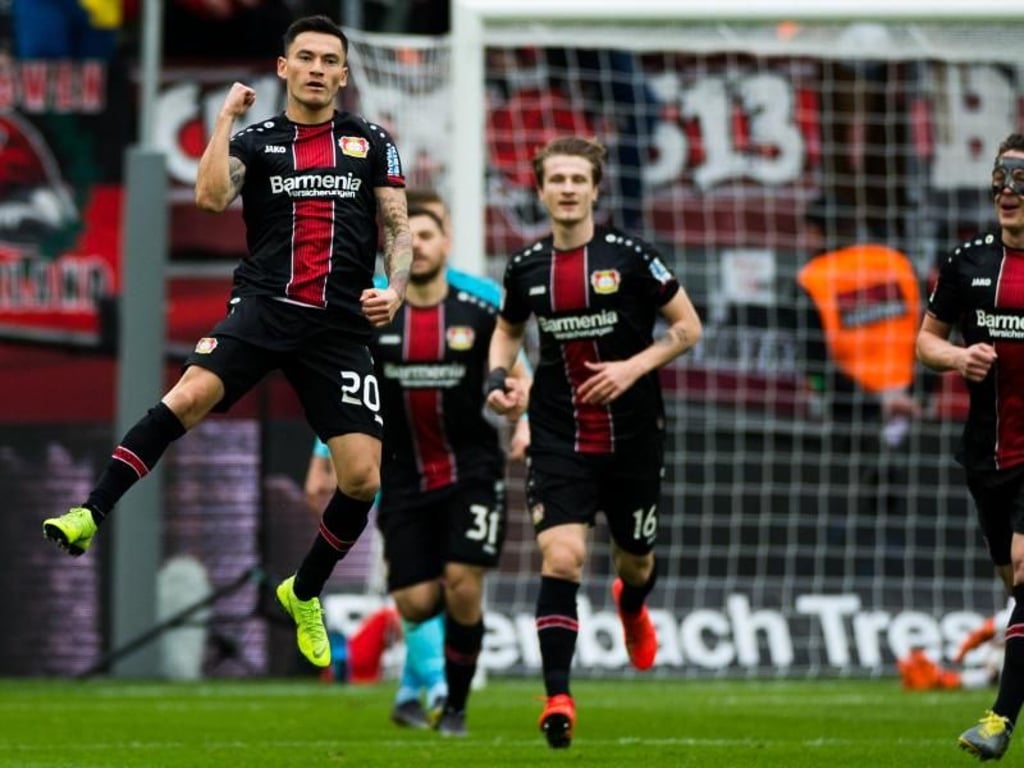 Charles Aranguiz (l) freut sich über sein Tor zum 1:0, während die Mannschaftskollegen zum jubeln dazukommen. Foto: Rolf Vennenbernd