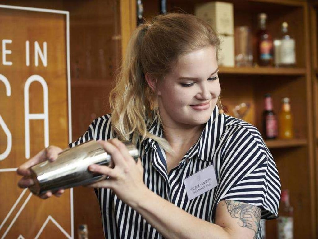 Barfrau Natalie van Wyk von der Bar «Dietrich?s» aus Lübeck errang mit ihrer Kreation den zweiten Platz. Foto: Katja Hiendlmayer/Mixology Magazin für Barkultur/
