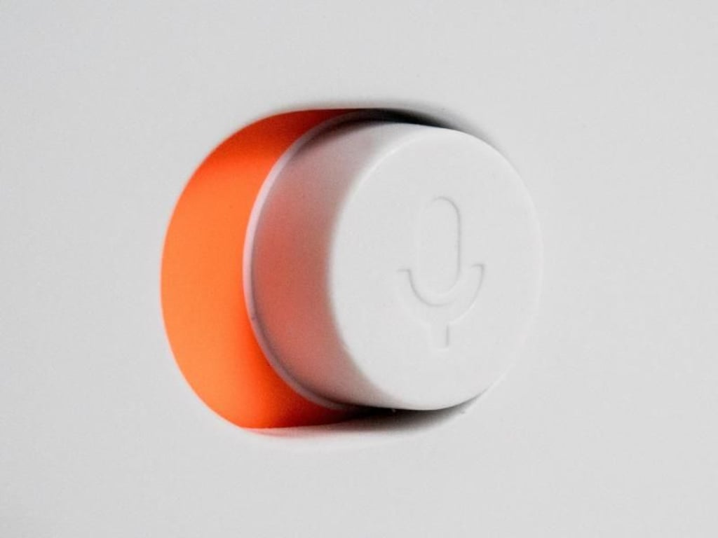 Wer den Schalter an der Rückseite des Google Home Max umlegt, schaltet die Mikrofone ab. Dann kann der Lautsprecher noch über die Bedienelemente oder die Google-Home-App gesteuert werden. Foto: Franziska Gabbert