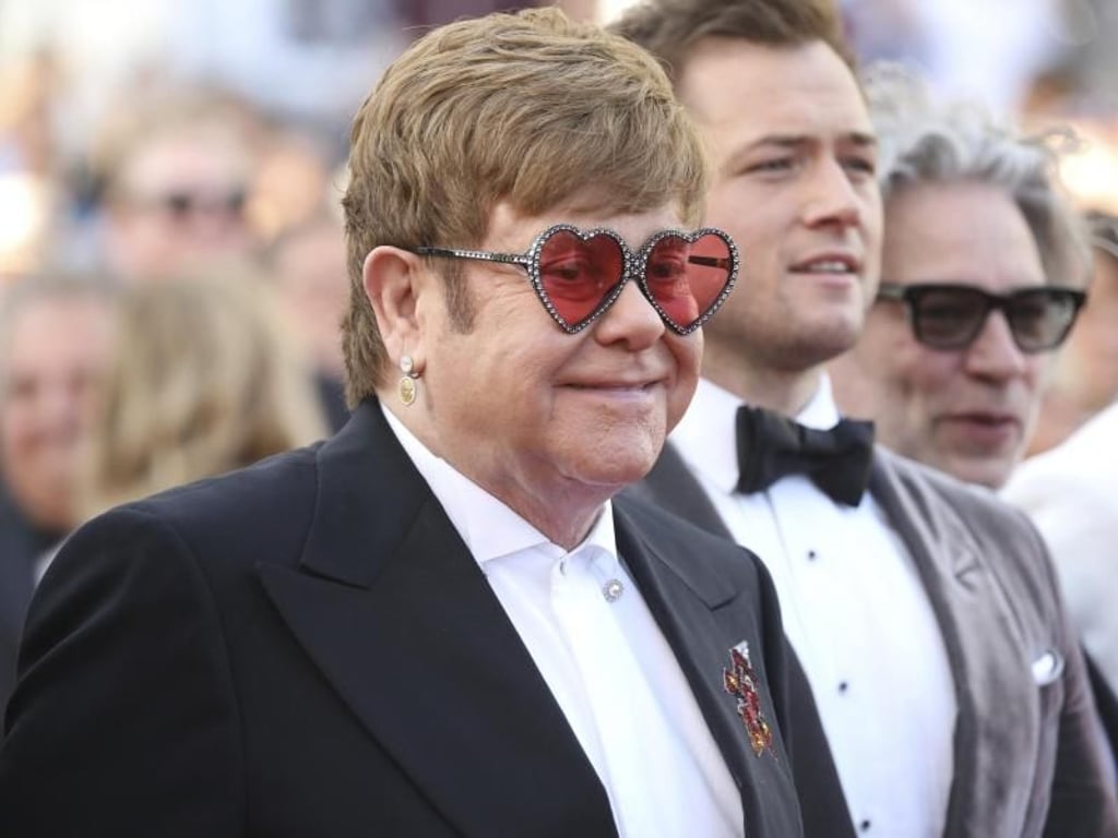 Elton John hat noch immer ein Faible für ausgefallene Brillen. Foto: Vianney Le Caer/Invision/AP