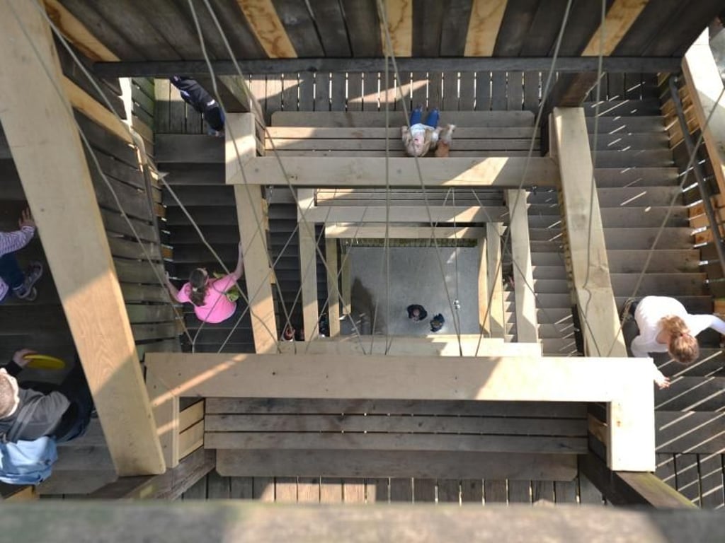 Damit ist zumindest vorläufig Schluss: Ausflügler nehmen bei schönem Wetter die 196 Stufen des Goetheturms im Stadtwald von Frankfurt am Main in Angriff. Foto: Arne Dedert