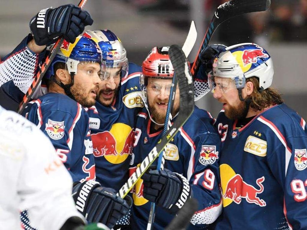 Die EHC-Profis feiern den dritten Sieg im Halbfinale gegen Augsburg. Foto: Tobias Hase