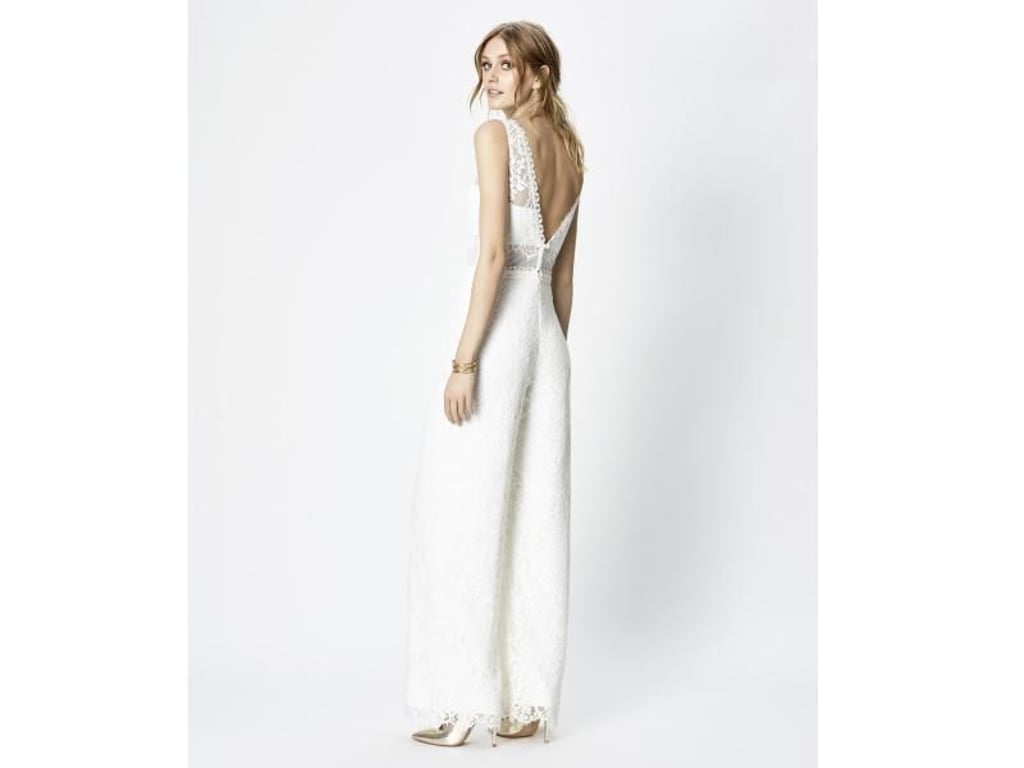 Jumpsuits sind eine schöne Alternative zum Hosenanzug für die Braut. Rembo Styling setzt als Hingucker auf einen tiefen Rückenausschnitt (Preis auf Anfrage). Foto: Rembo Styling