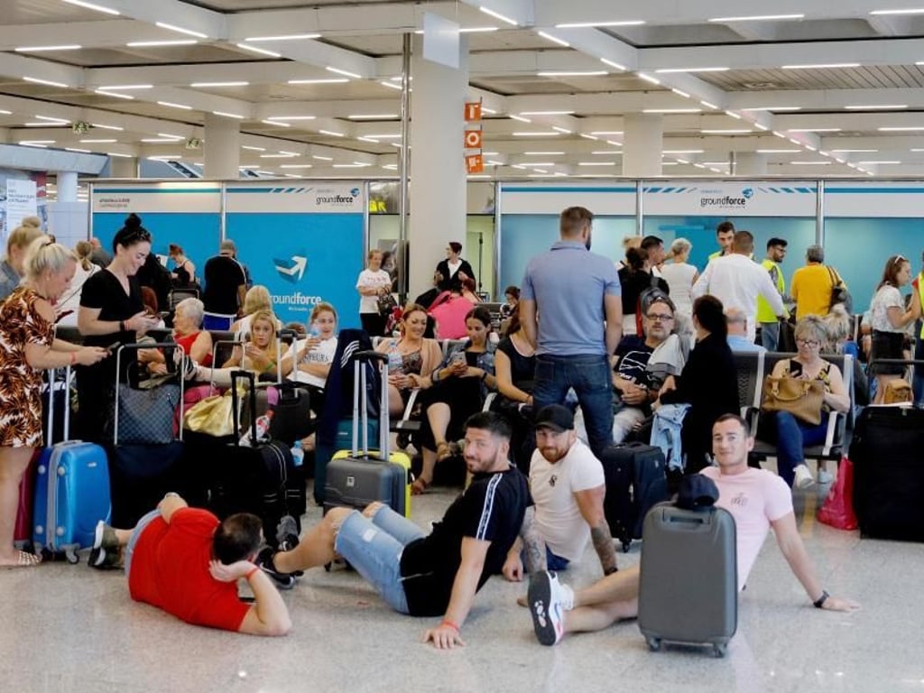 Im Flughafen von Palma de Mallorca warten Passagiere nach der Pleite von Thomas Cook auf Informationen zu ihrer Heimreise. Allein aus Großbritannien sind etwa 150.000 Urlauber betroffen. Foto: Clara Margais