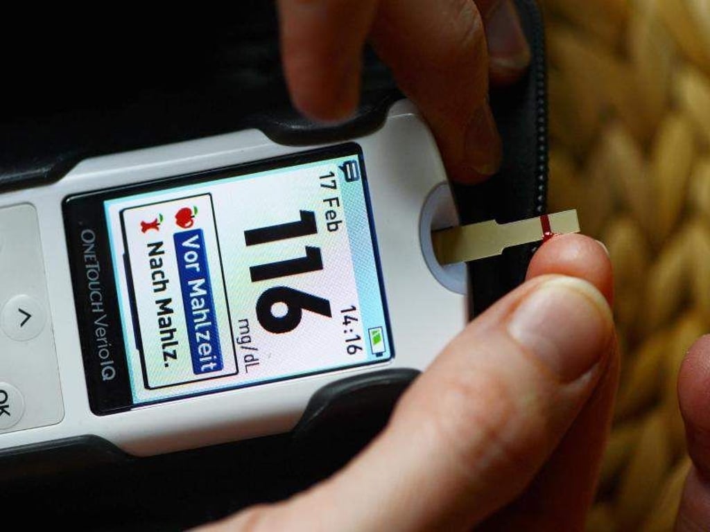 Eine Frau misst ihren Blutzucker. Diabetes ist eine Volkskrankheit geworden. Foto: Jens Kalaene