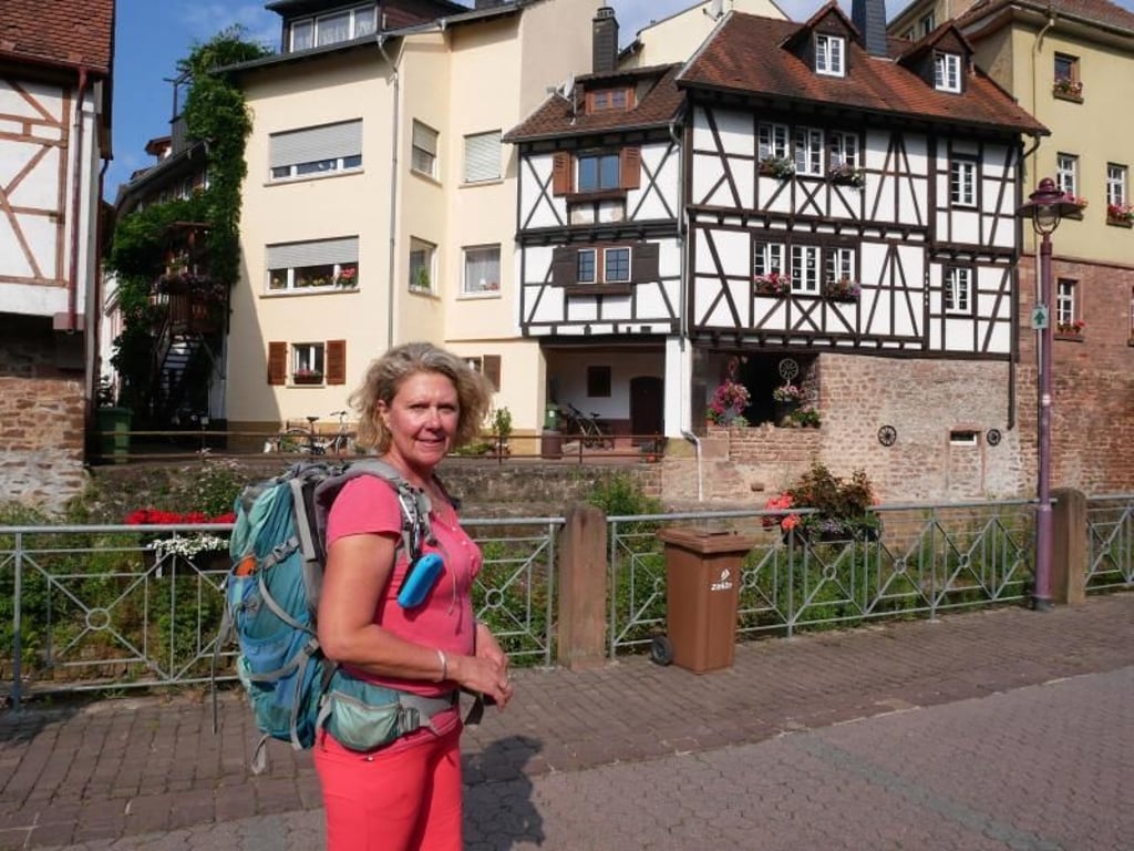 Robin Heal ist in Zimbabwe geboren - und führt heute Wandergruppen auf dem Neckersteig. Foto: Brigitte Geiselhart
