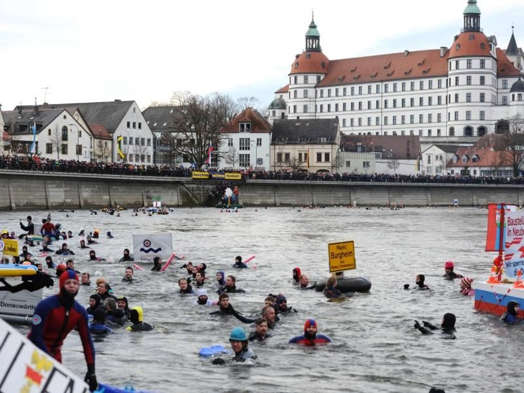 Mutige Schwimmer vor dem Schloss in Neuburg an der Donau (Bayern). Foto: Andreas Gebert