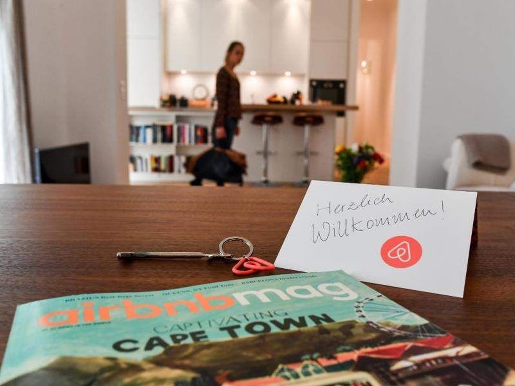 Begrüßung mit Schlüssel, Magazin und Willkommen-Karte in einer Airbnb-Wohnung in Berlin. Foto: Jens Kalaene/Archiv