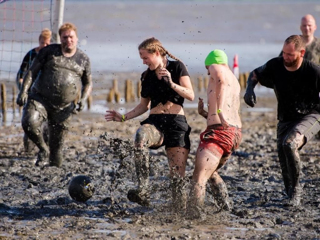 «Wattlethen» kämpfen bei der Wattolümpiade um den Ball. Foto: Daniel Bockwoldt