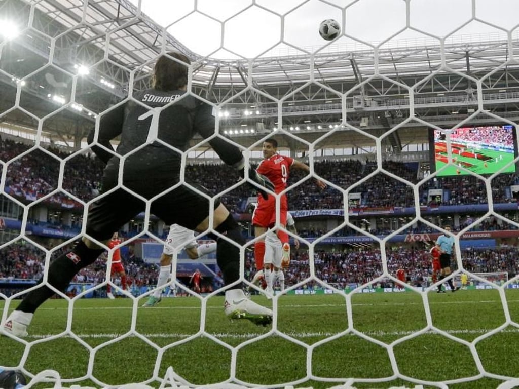 Aleksandar Mitrovic aus Serbien (M,hinten) erzielt das Tor zum 1:0. Der Schweizer Torwart
Yann Sommer (vorn) kann den Ball nicht parieren. Foto: Victor Caivano/AP