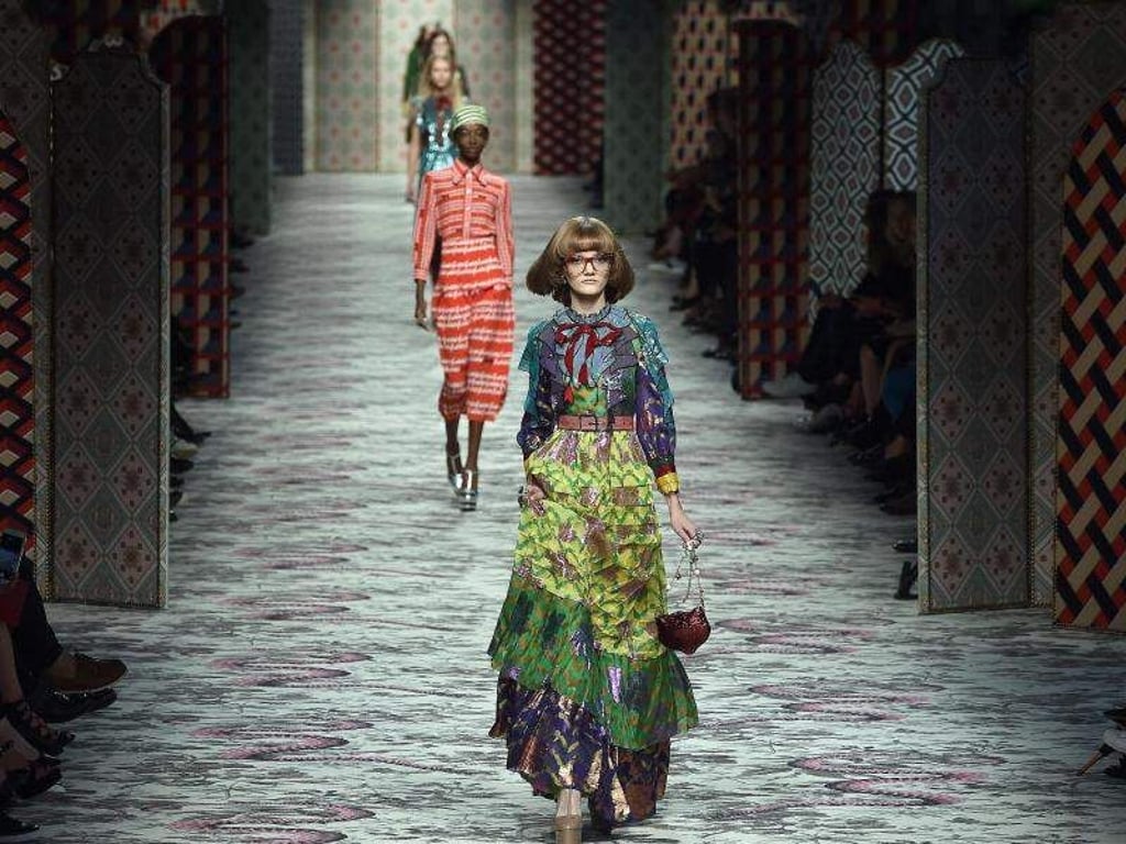 Intellektuell und etwas aus der Zeit gefallen: Das ist ein neuer Look der italienischen Nobelmarke Gucci. Foto: Daniel Dal Zennaro