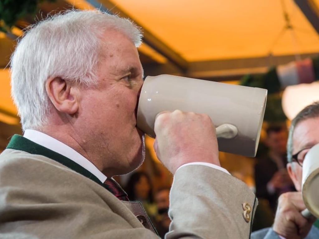 Der bayerische Ministerpräsident Horst Seehofer lässt sich die erste Maß Bier schmecken. Foto: Peter Kneffel