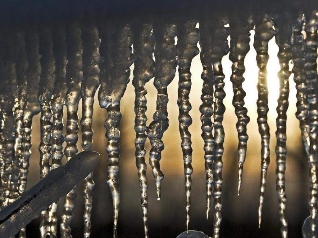 Eisregen überzieht Häuser mit dicken Eisschichten - und manchmal auch wunderschön anzusehenden Eiszapfen.
Foto: Jens Becker