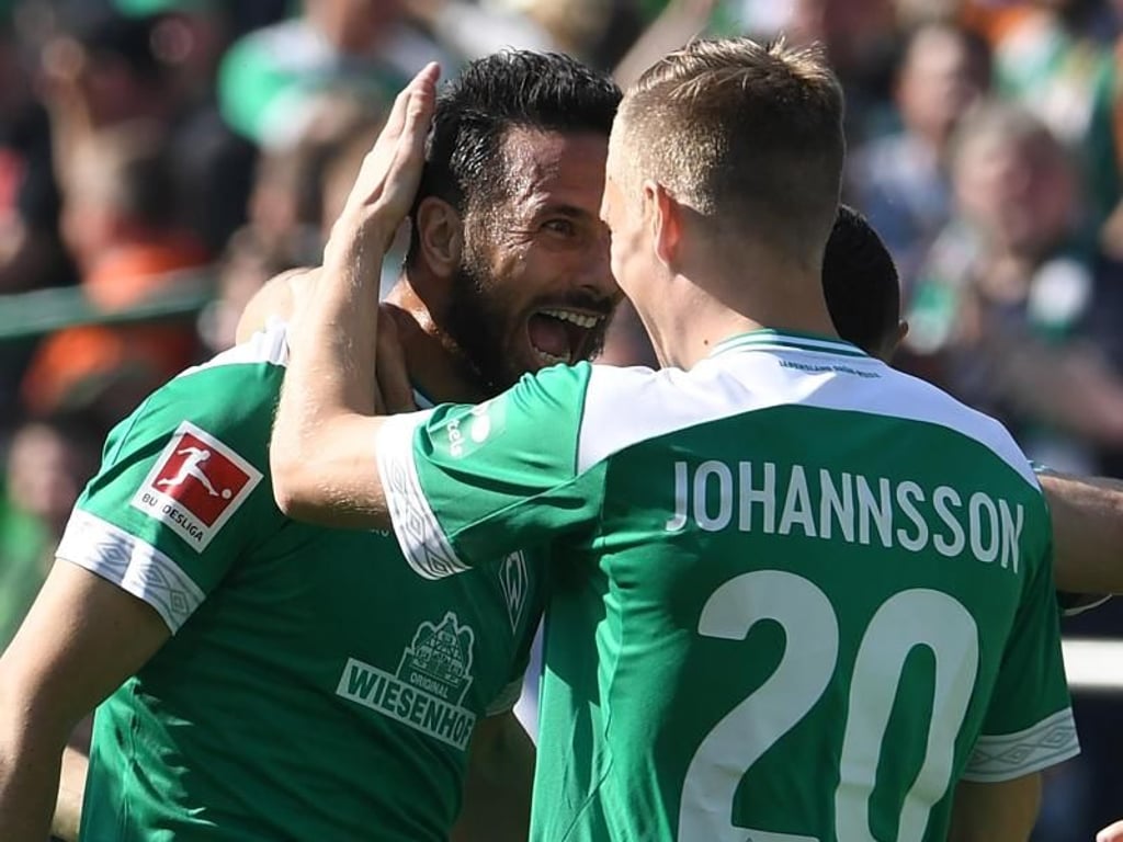 Oldie but Goldie: Aron Johannsson(r) feiert Werder-Legende Claudio Pizarro. Foto: Carmen Jaspersen