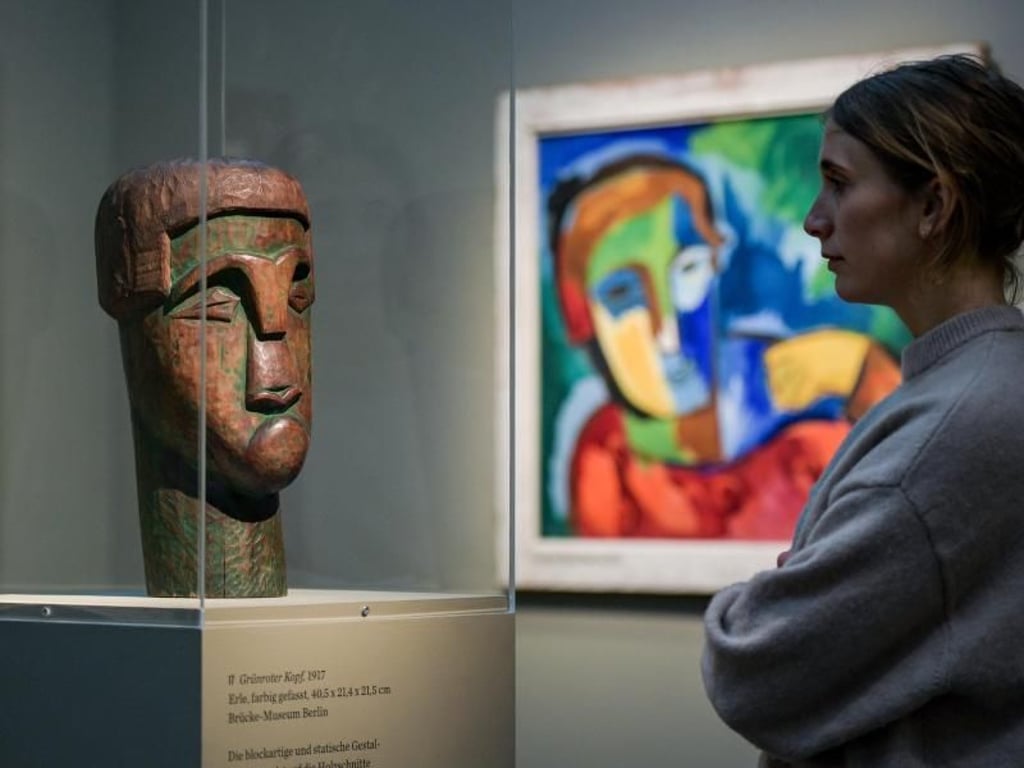 Die Skulptur «Grünroter Kopf» vor dem Gemälde «Blaue Frau» (1923). Foto: Axel Heimken