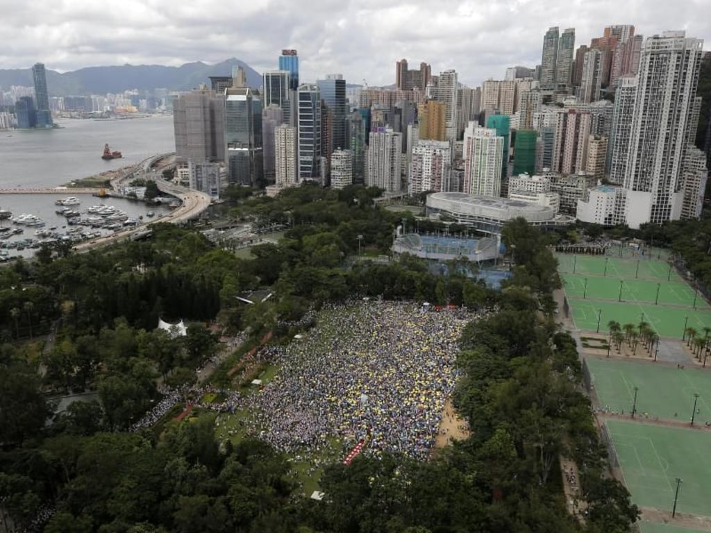Zehntausende Demonstranten nehmen in Hongkong an einer Kundgebung gegen das von der Regierung geplante Auslieferungsgesetz teil. Foto: Kin Cheung/AP