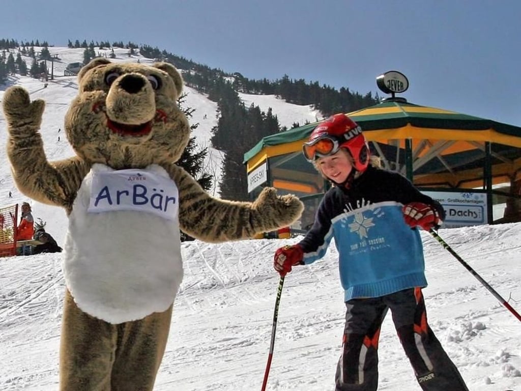 Im gleichnamigen Kinderland kümmert sich das Wuschel-Maskottchen um den Skinachwuchs. Foto: Arber Bergbahn