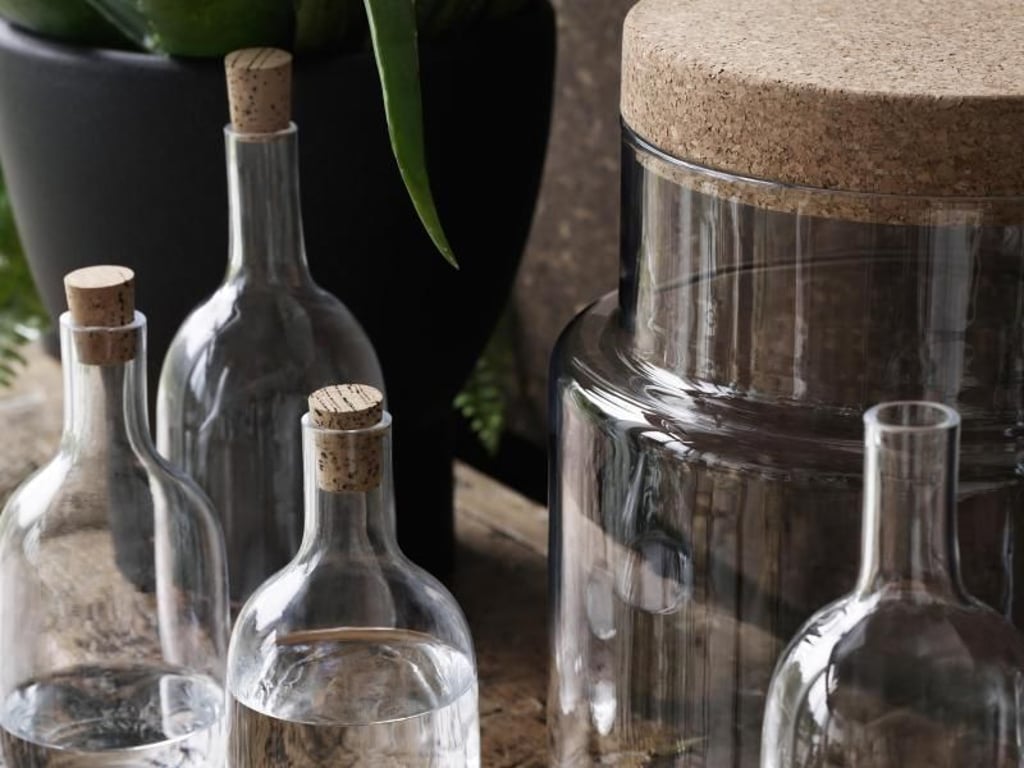 Nicht nur Möbeln mit Korkanteil widmete sich die Designerin Ilse Crawford für Ikea, sie entwarf auch verschiedene Glasgefäße mit Korkverschluss. Foto: Ikea/Marcus Lawett