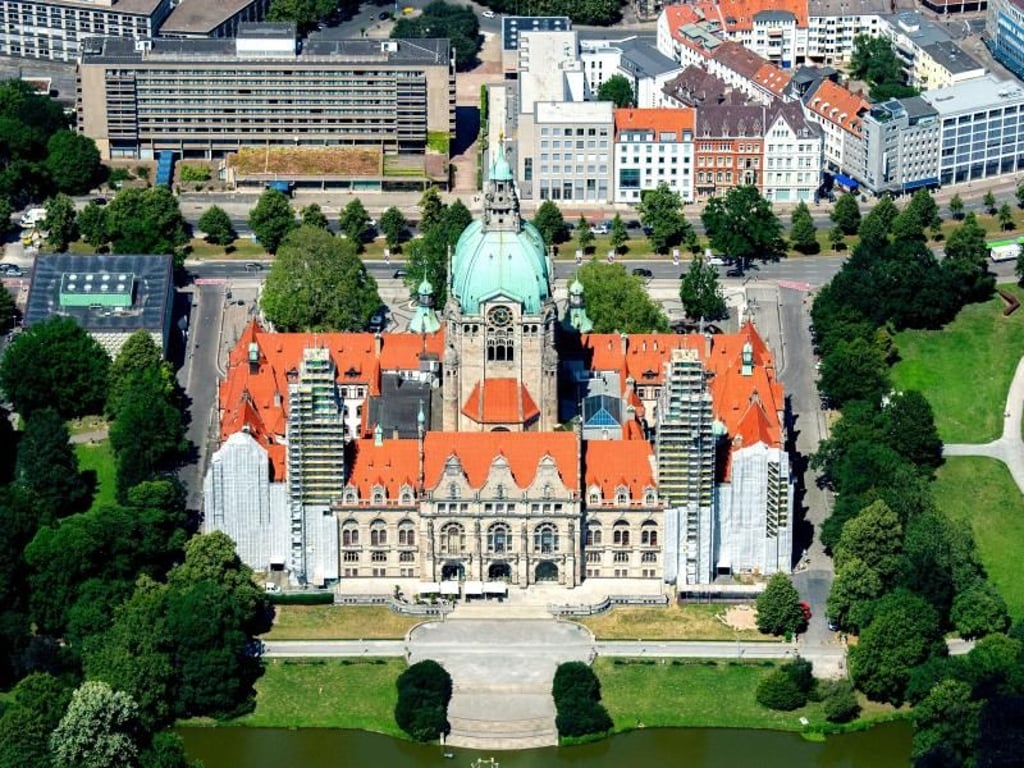 Das am Maschteich gelegene Neue Rathaus im Zentrum der Stadt Hannover. Foto: Hauke-Christian Dittrich