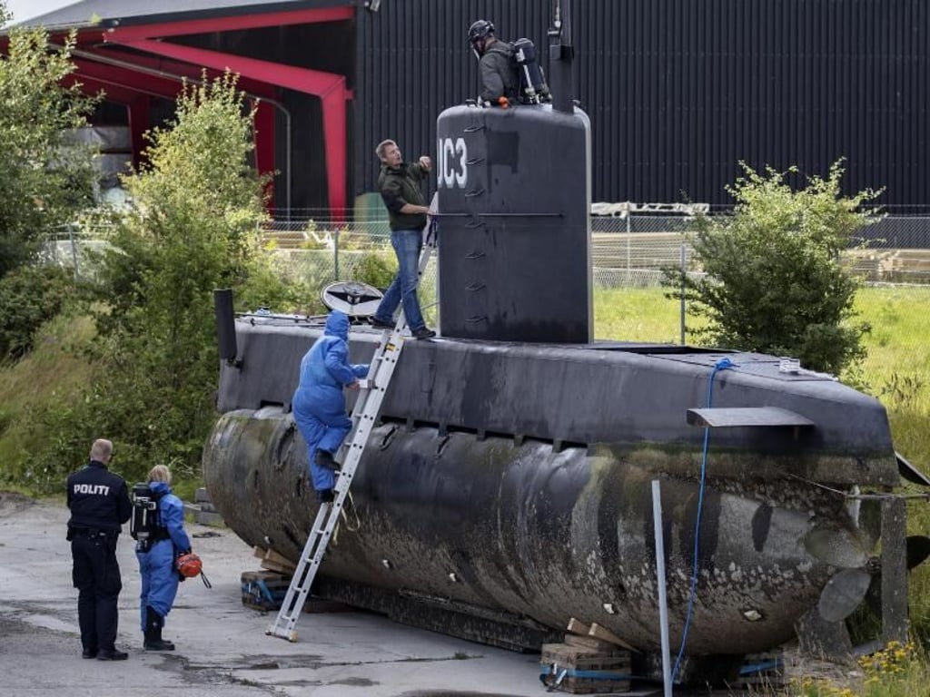 Polizeibeamte besteigen im August 2017 das U-Boot «Nautilus» des dänischen Ingenieurs Peter Madsen. Foto: Jacob Ehrbahn/Ritzau Foto/AP