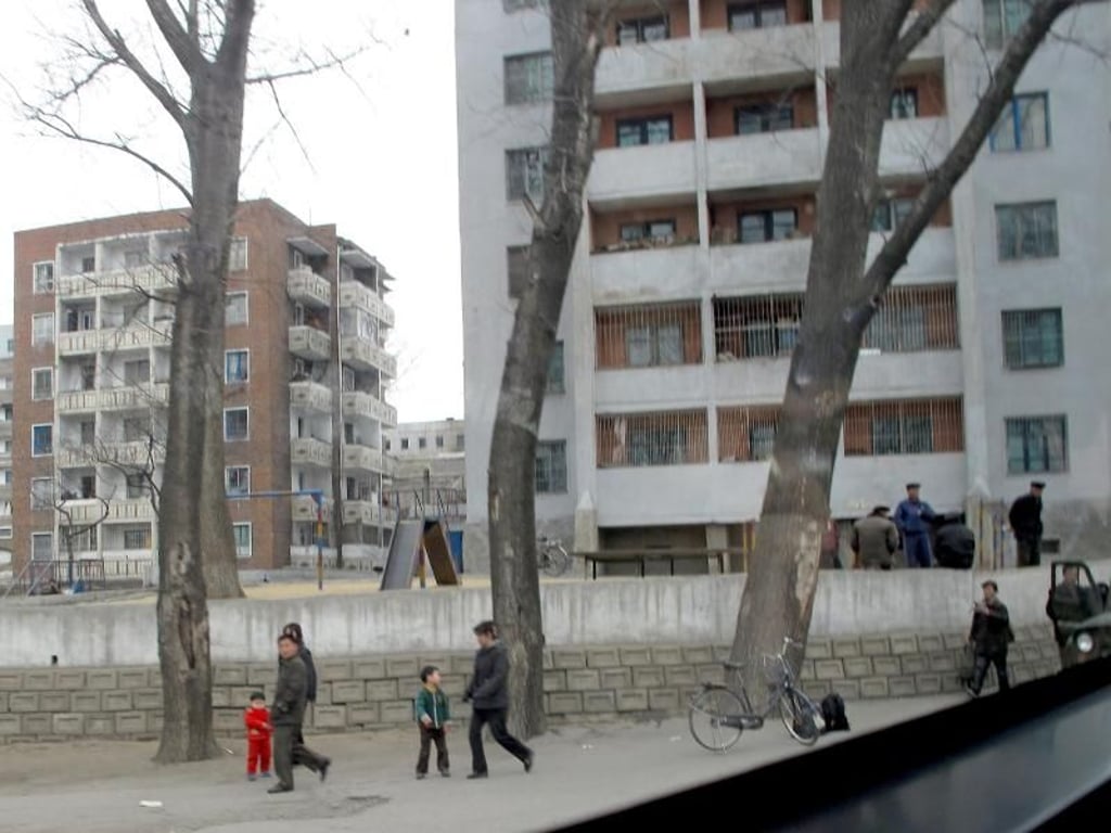 Trist, aber auf den ertsen Blick solide: Ein Wohnviertel in der nordkoreanischen Hauptstadt Pjöngjang. Foto: Ulrike John