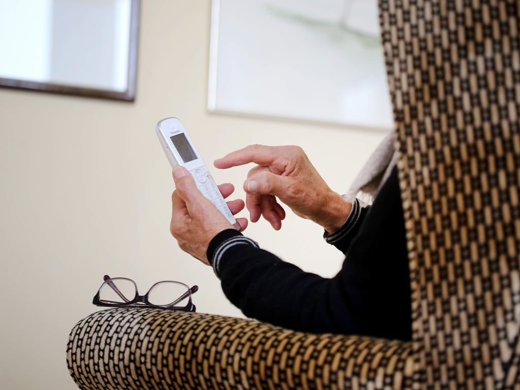 Eine ältere Dame nimmt in ihrer Wohnung ein Telefongespräch an. Trickbetrüger haben sich der Corona-Pandemie angepasst und nutzen die Angst der älteren Menschen aus. Sie bieten angebliche Corona-Impfungen für zu Hause an. (zu dpa «Betrug mit der Corona-Angst: Polizei warnt vor Trickdieben») +++ dpa-Bildfunk +++