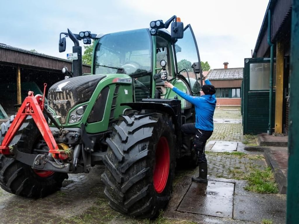 Der Umgang mit großen Landmaschinen gehört zum Berufsalltag von Langreder. Foto: Peter Steffen/dpa-tmn
