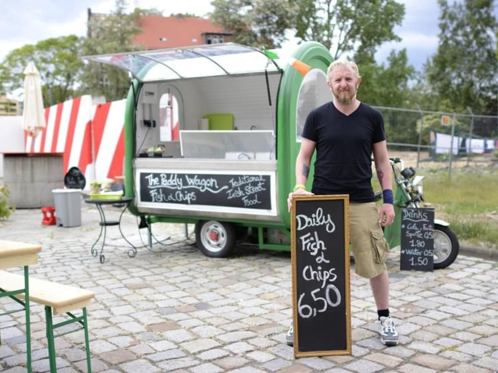 Kleiner Stopp bei Stephen O'Brien Gleeson? Vor dem Jüdischen Museum in Berlin verkauft der gebürtige Ire täglich außer montags Fish & Chips. Foto: Sonja Marzoner