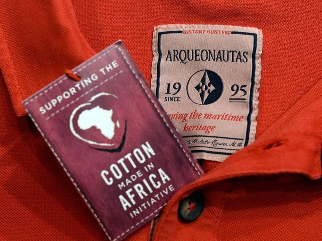 Ein Shirt mit dem Nachweisschild für die verwendete Baumwolle "Cotton Made in Africa". Foto: Jens Kalaene