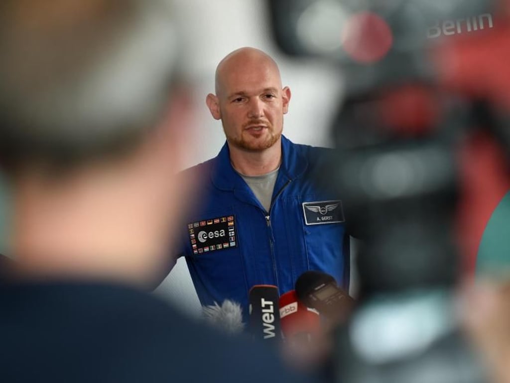 Alexander Gerst spricht beim Mondfest in Berlin: «Ich bin überzeugt davon, dass es jedem Menschen gut tut, diesen Planeten einmal von außen zu sehen.» Foto: Paul Zinken