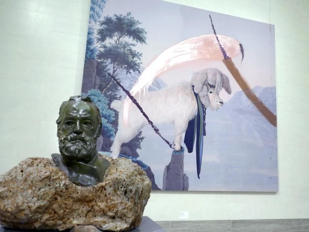 Eine Rodin-Figur mit einem Gemälde von Julian Schnabel in der Ausstellung «Julian Schnabel: Symbols of Actual Life». Foto: Barbara Munker