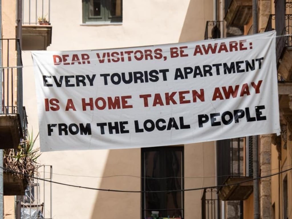 Einheimische machen ihrem Ärger über die Situation mitunter mit Plakaten Luft. Foto: Andreas Drouve