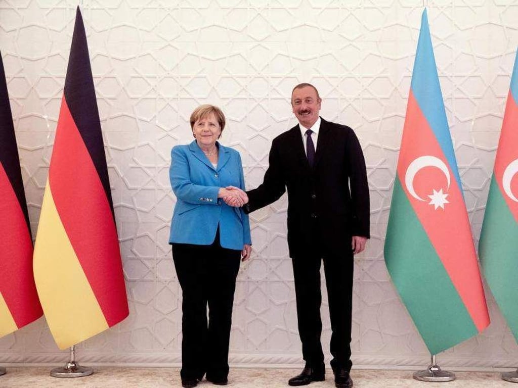 wird von Aserbaidschan Präsident Ilham Aliyev empfängt Bundeskanzlerin Angela Merkel im Präsidentenpalast in Baku. Foto: Kay Nietfeld